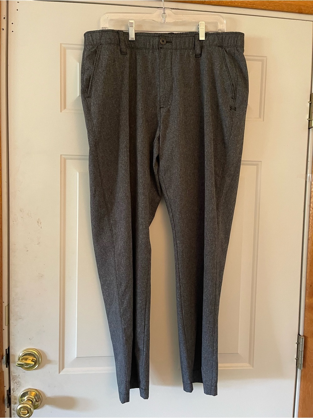 Under Armour Men’s loose Grey slacks Golf Casual 38/30